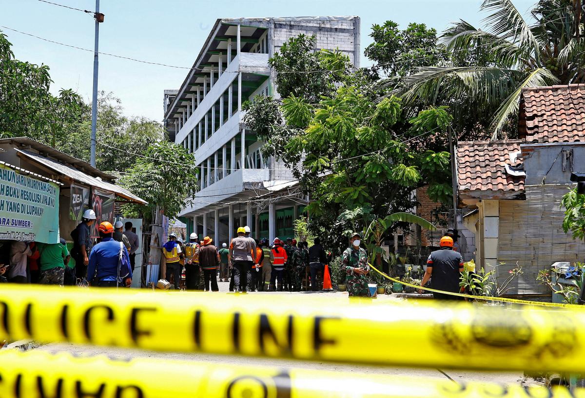 Indonesia Ends Search for Victims of Boarding School Collapse, 61 Dead