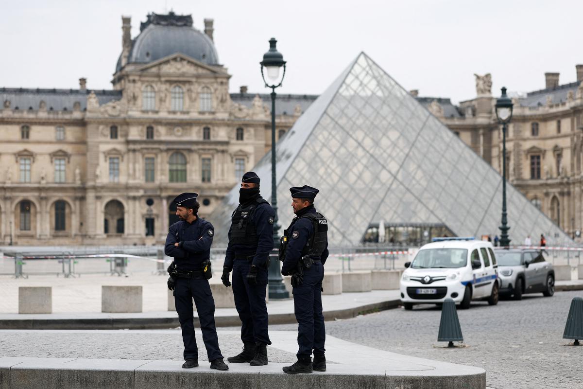 Thieves Rob Priceless Jewels From Louvre Museum in Brazen Daylight Heist
