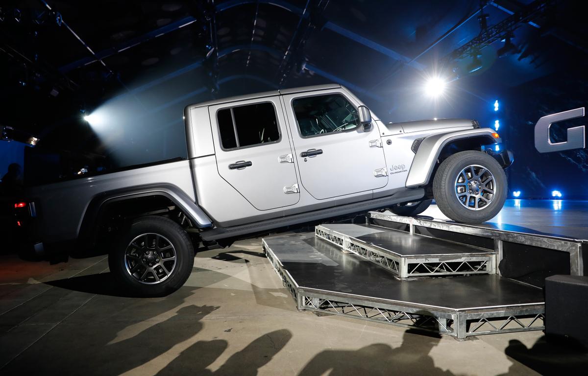 US Opens Probe Into More Than 232,000 Chrysler Vehicles Over Instrument Panel Issue