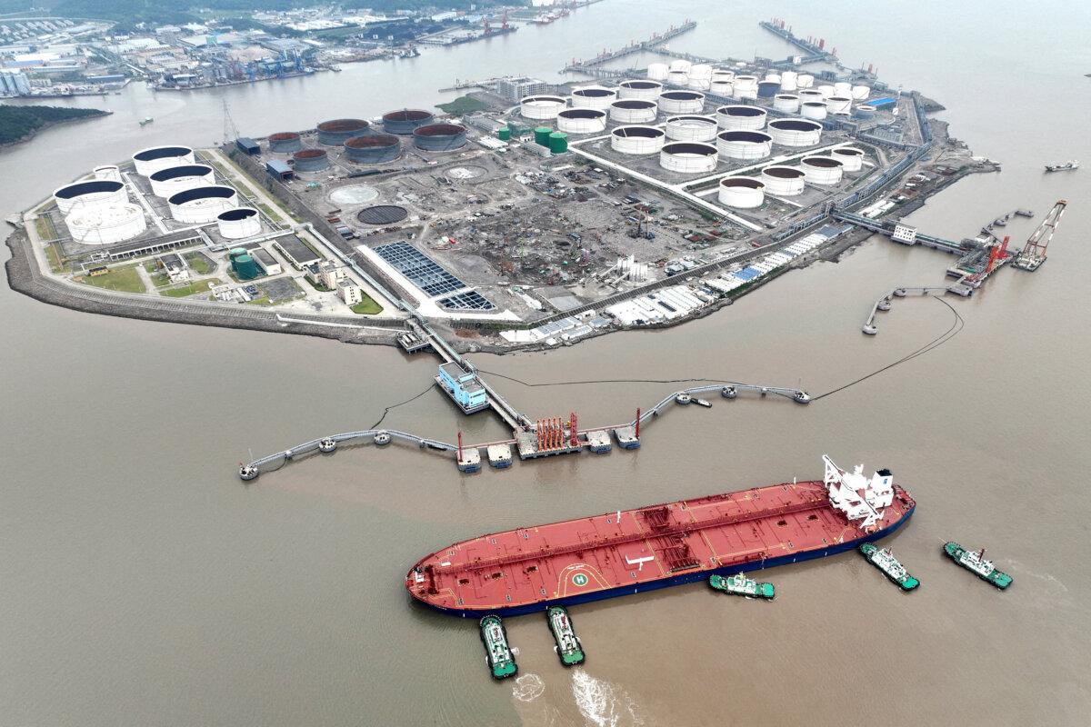 Canada May Fall Into China’s Strategic Trap as It Seeks New Energy Sources After Losing Venezuela, Analyst Warns Tugboats assist a crude oil tanker in berthing at an oil terminal off Waidiao Island in Zhoushan, Zhejiang province, China, on July 18, 2022. (Cnsphoto via Reuters/File Photo)