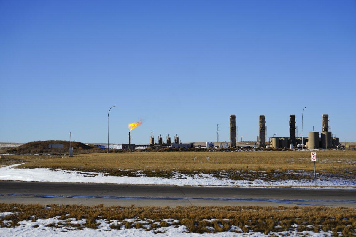 A flare burns off excess natural gas produced by oil wells in McKenzie County, in Williston, N.D., on Dec. 21, 2023. (Madalina Vasiliu/The Epoch Times)