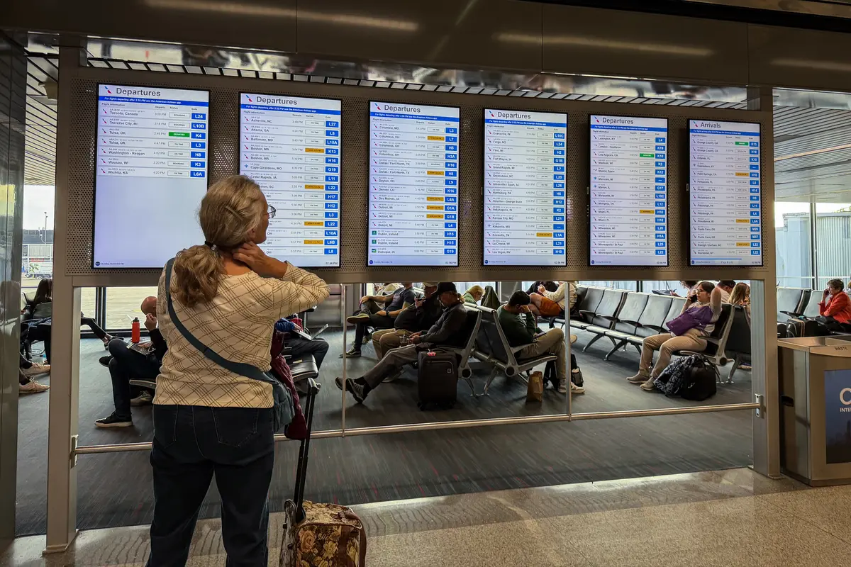 FAA Cutting Air Traffic at 40 Major Airports by 10 Percent Amid Government Shutdown thumbnail