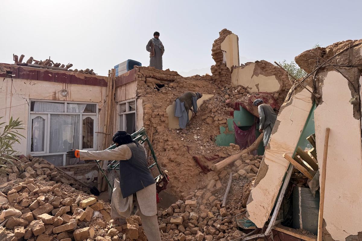 Powerful 6.3 Earthquake Hits Northern Afghanistan, Killing 20 and Damaging Historic Blue Mosque