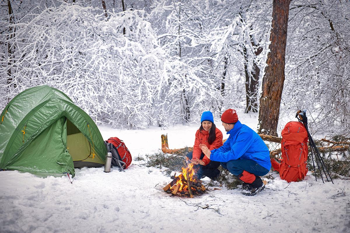 Carrying reliable fire-starting material ensures a quick, dependable flame in winter weather. (trek6500/Shutterstock)