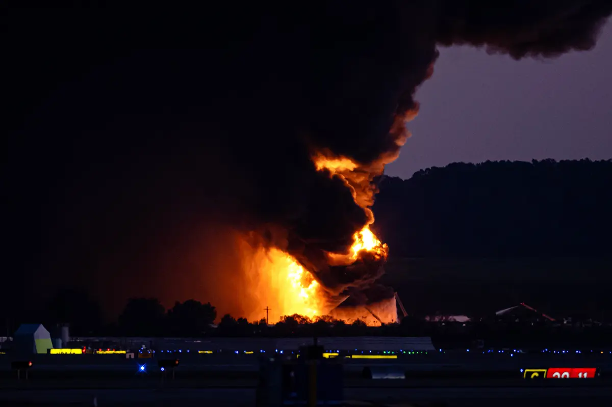 UPS Cargo Plane Crashes in Kentucky, Injuries Reported thumbnail