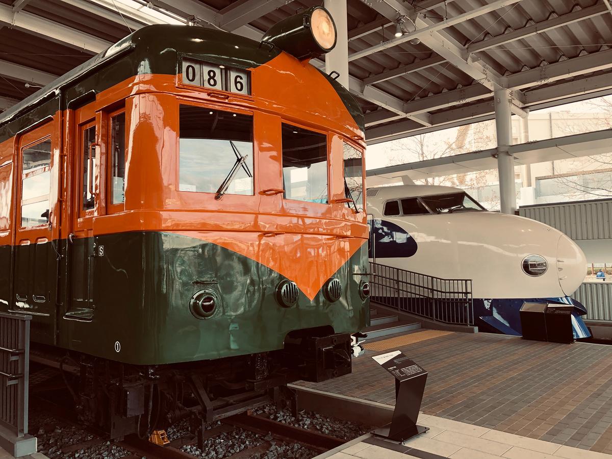 京都鐵道博物館中舊式蒸汽機車與新型列車模型並列。(Apple Express Japan/Shutterstock)
