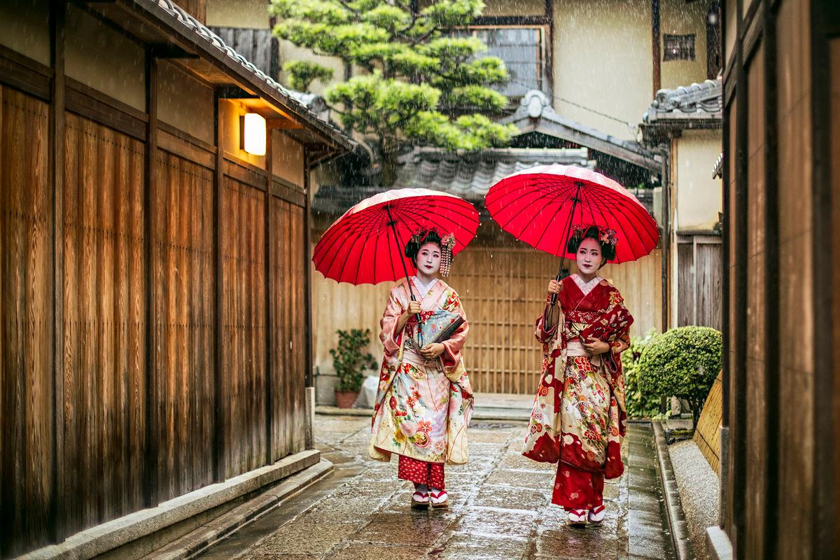 在京都祇園,藝伎仍延續著傳統茶道文化。(Kyoto Gion District/Getty Images)