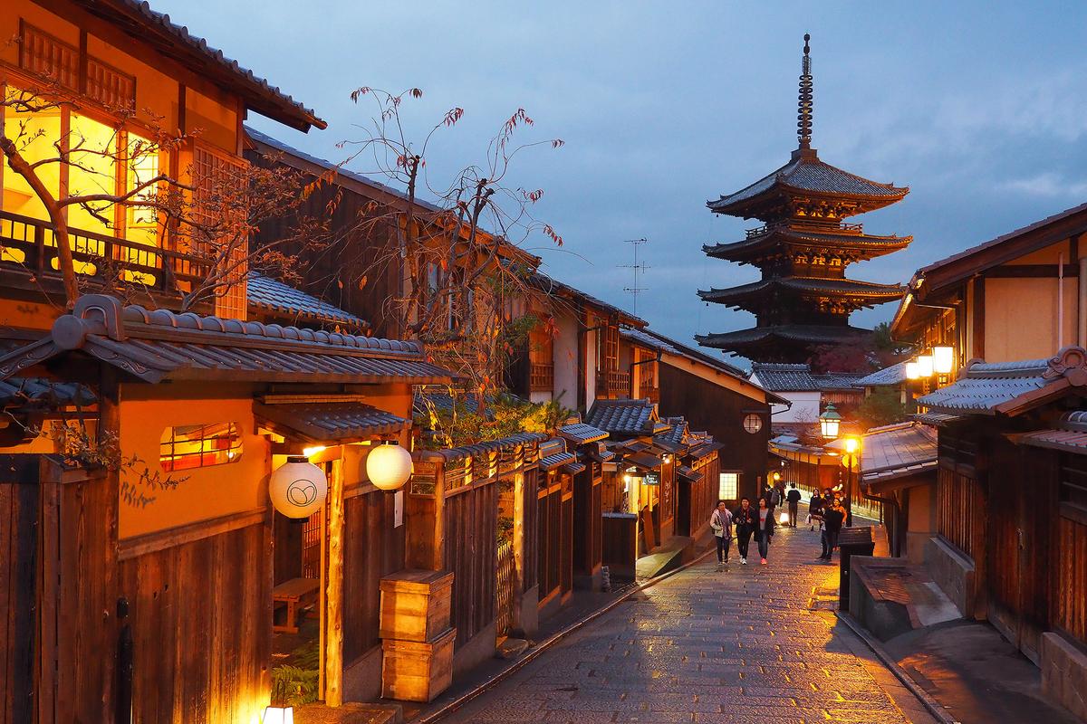 京都的東寺是日本最高的木結構寶塔,高達180英尺(約55米)。塔的五層象徵佛教中的五大元素:地、水、火、風、空。(Krikkiat/Shutterstock)