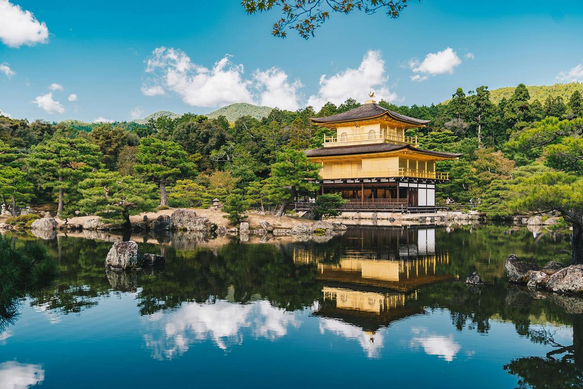 金閣寺,亦稱黃金閣,是京都最常被拍攝的景點之一。鏡湖池如一面明鏡,完美映照出寺廟的倒影。(Calin Stan/Unsplash)