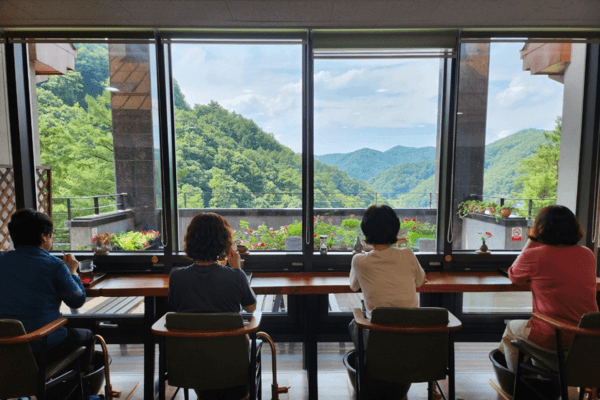 Flower tea and foot bath experience programs at Jwagusan Natural Recreation Forest Meditation House. (Jwagusan Natural Recreation Forest Meditation House)
