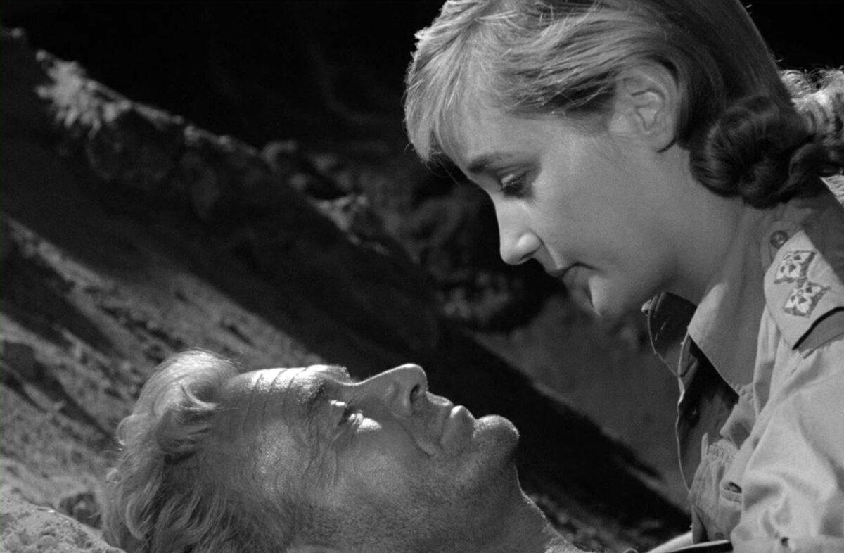 Romance in the scorching desert air between Capt. Anson (John Mills) and Sister Diana Murdoch (Sylvia Syms), in “Ice Cold in Alex.” (Associated British-Pathe/20th Century Fox)