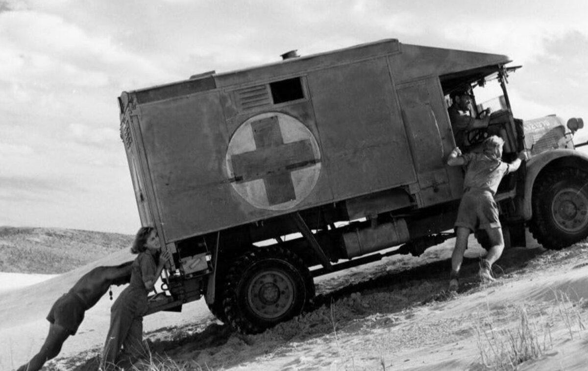 Truck troubles, in “Ice Cold in Alex.” (Associated British-Pathe/20th Century Fox)