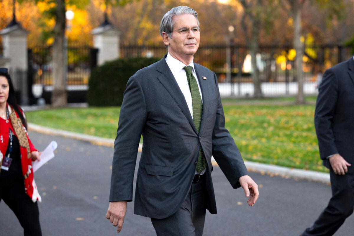 Argentina Repays $20 Billion US Swap Line, Bessent Says | USNN World News U.S. Treasury Secretary Scott Bessent walks to speak with the media outside of the West Wing of the White House in Washington on Nov. 5, 2025. (Saul Loeb/AFP)