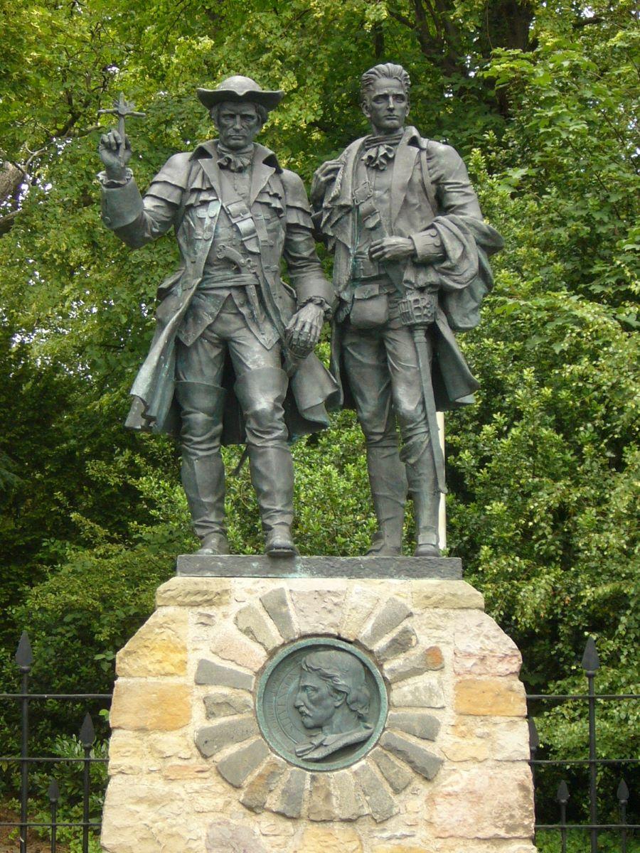 Alexander Stoddart's "Kidnapped" statue at Corstorphine, Edinburgh, Scotland, depicting Alan Breck Stewart and David Balfour at their final parting on Corstorphine Hill. (<a href="https://commons.wikimedia.org/wiki/User:Kim_Traynor">Kim Traynor</a>/<a href="https://creativecommons.org/licenses/by/3.0/">CC BY 3.0</a>)