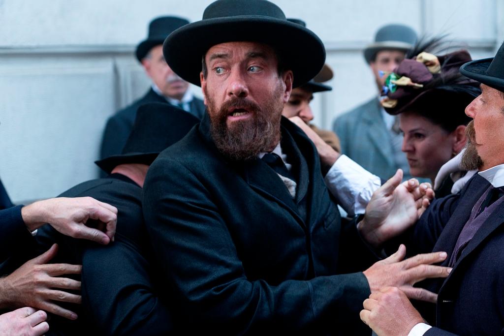 Charles Guiteau (Matthew Macfadyen), in "Death by Lightning." (Larry Horricks/Netflix)