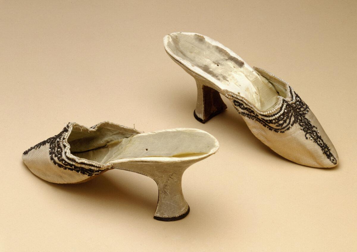 Marie Antoinette’s beaded court mules, circa 1770–1780. Pink silk and glass beads. Musée Carnavalet, Paris. (Musée Carnavalet-Histoire de Paris/CC0 Paris Musées)