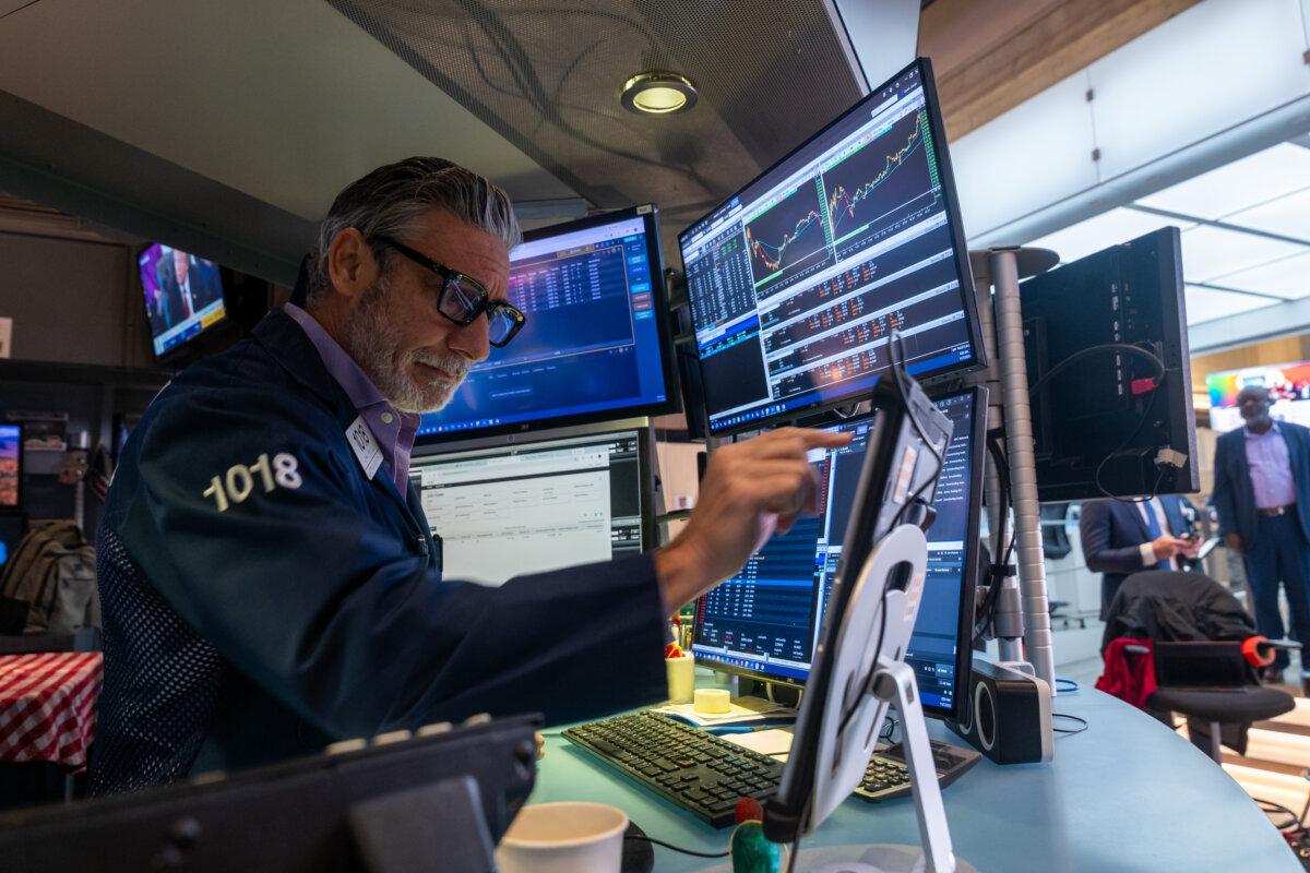 Traders work on the floor of the New York Stock Exchange on Nov. 7, 2025. (Spencer Platt/Getty Images)