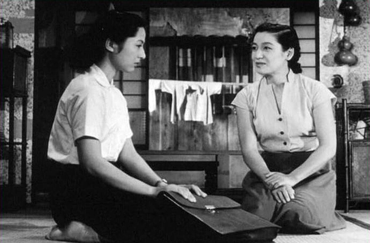 Kyoko Hirayama (Kyoko Kagawa, L) talks with Noriko Hirayama (Setsuko Hara), in “Tokyo Story.” (Shochiku)