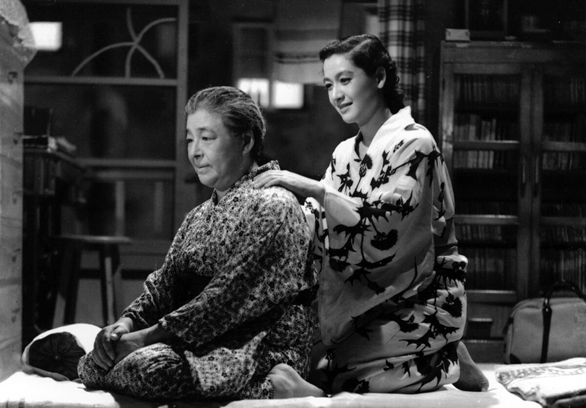 Tomi Hirayama (Chieko Higashiyama, L) is being comforted by Noriko Hirayama (Setsuko Hara), in “Tokyo Story” (Shochiku).