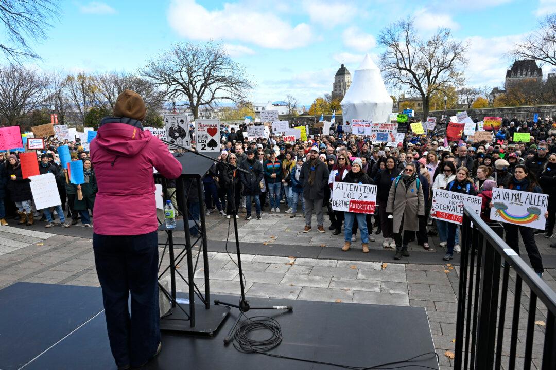 Doctors Gather to Protest Physician Payment Bill at Bell Centre