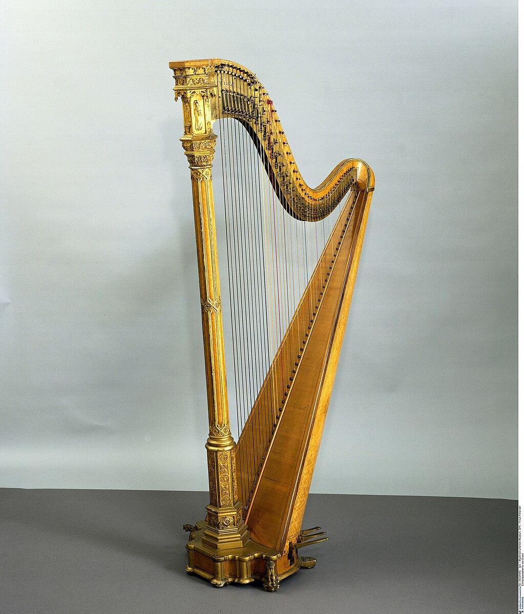 The German double-action harp has pedals, which enable it to create the kind of virtuosic music fit for an orchestra hall. State Institute for Musical Research, Berlin. (<a href="https://commons.wikimedia.org/wiki/User:Musikforschung">Museum of Musical Instruments/Knud Petersen</a>/<a href="https://creativecommons.org/licenses/by-sa/4.0/deed.en">CC BY-SA 4.0</a>)