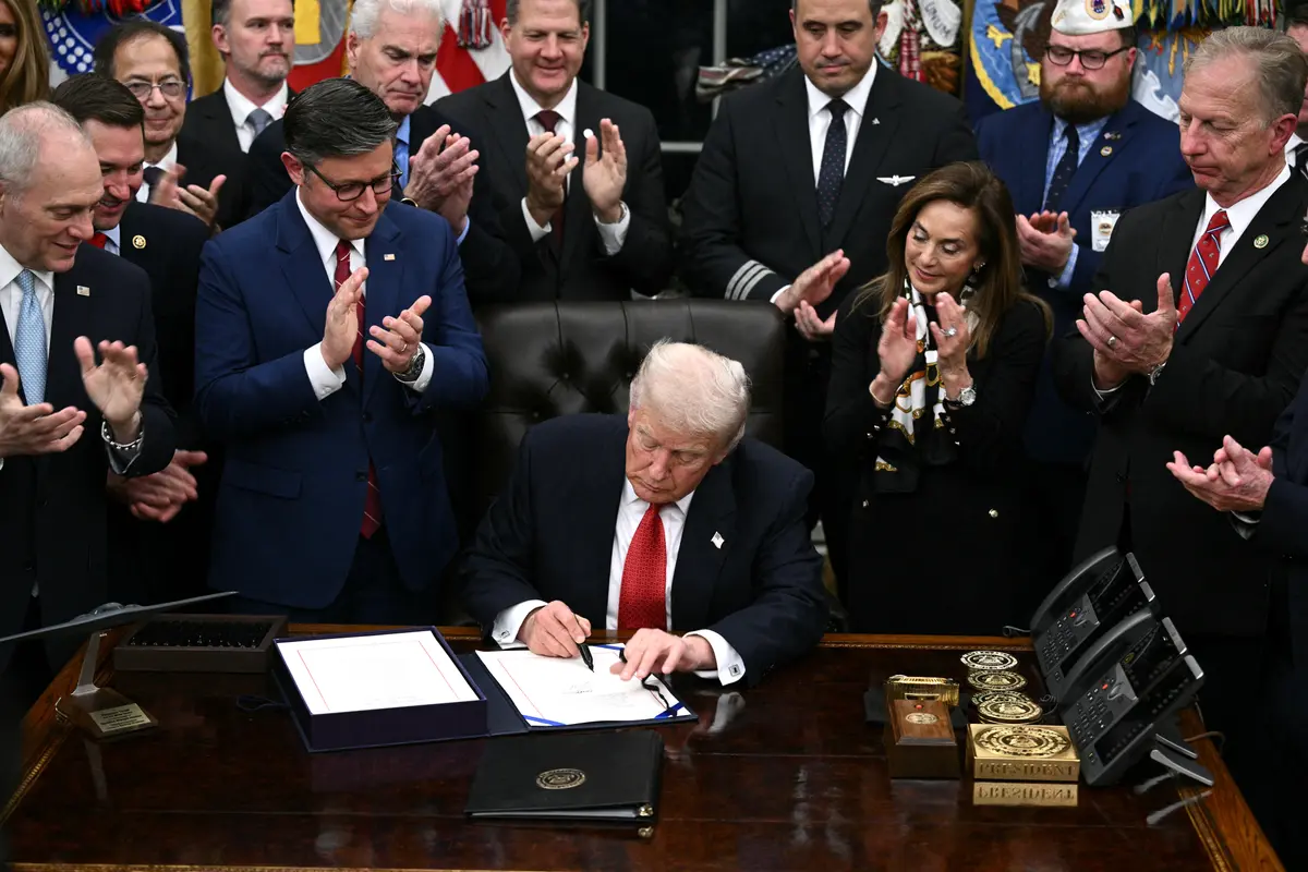 Trump Signs Bill to Reopen Government, Ending Record-Long Government Shutdown thumbnail