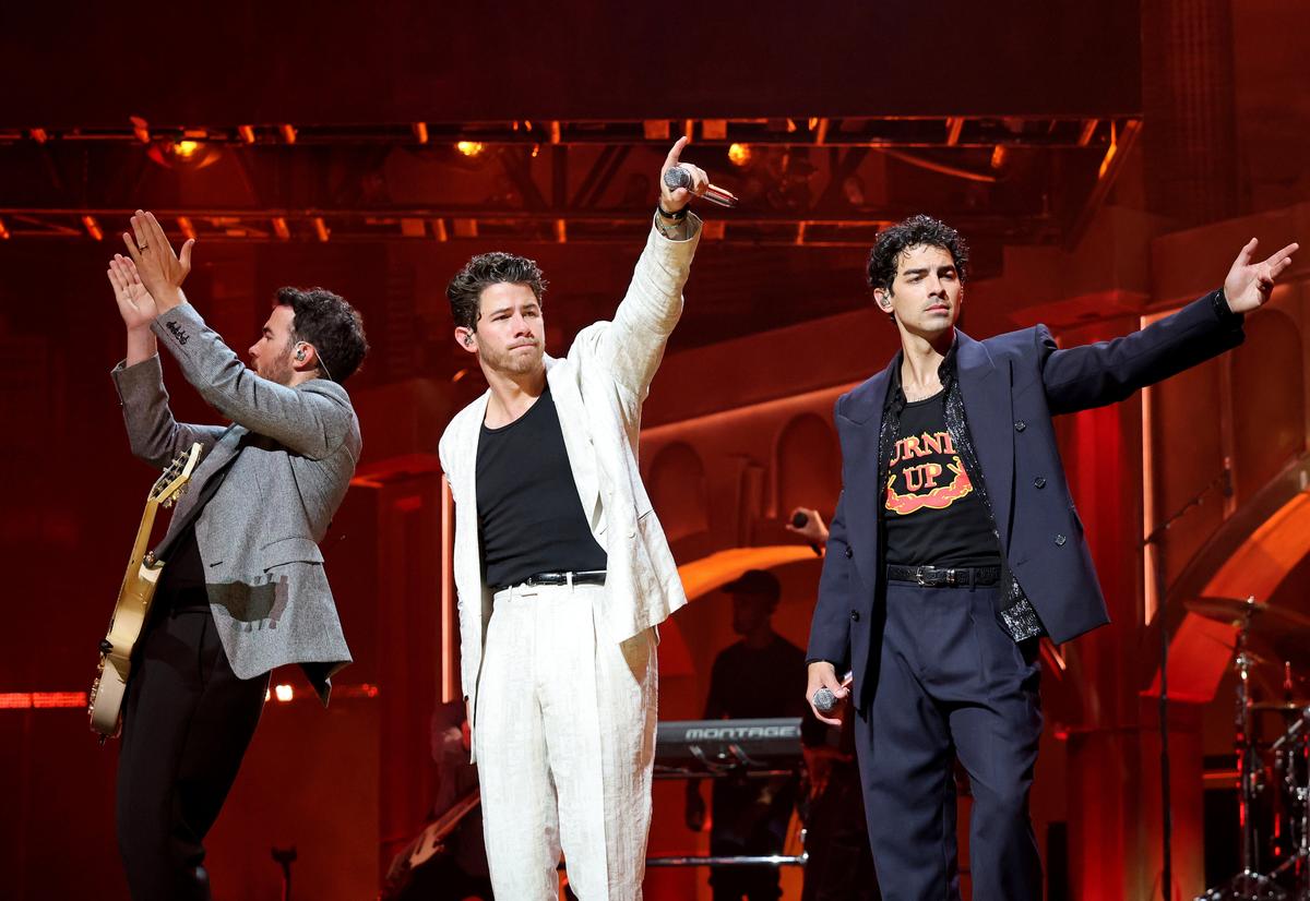 Man’s Resume Goes Viral After Being Reviewed by New York Exec at Jonas Brothers Concert