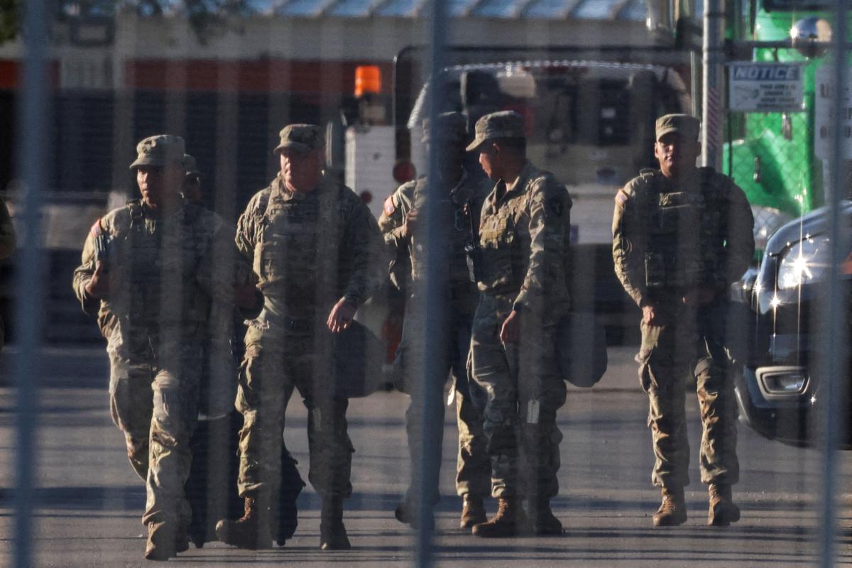 Judge Orders DHS to Release Hundreds of ICE Detainees in Chicago thumbnail