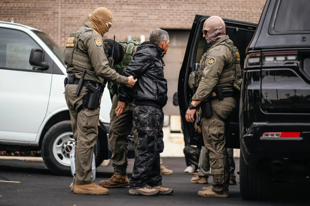 Judge Orders DHS to Release Hundreds of ICE Detainees in Chicago