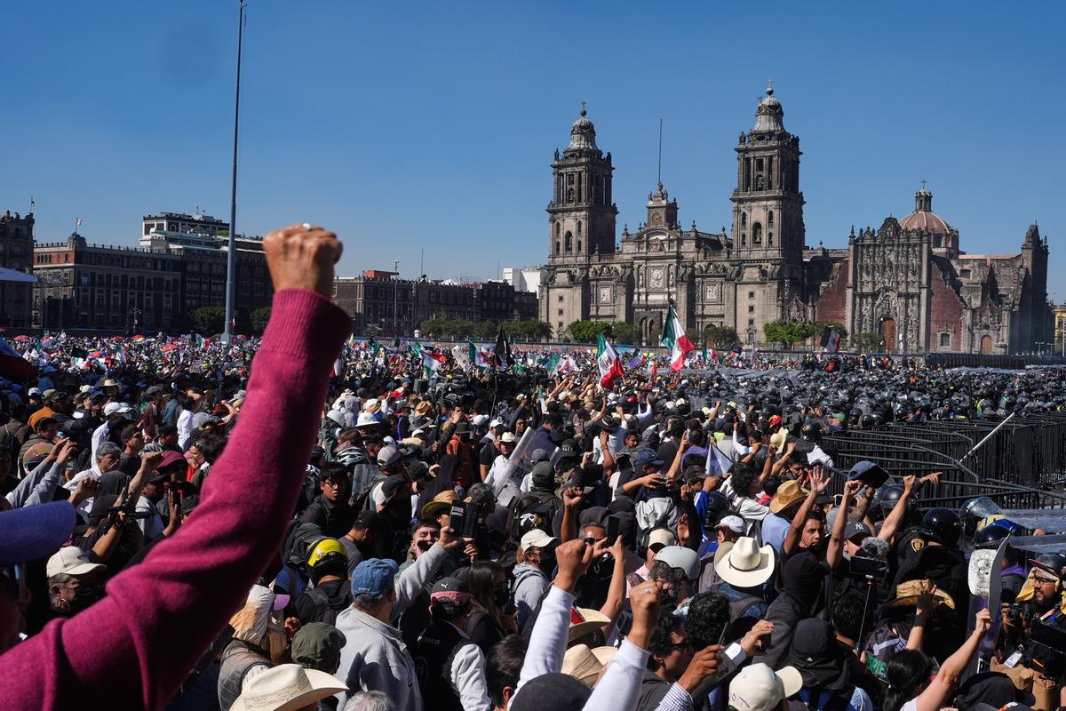 Thousands Protest Crime and Corruption in Mexico City
