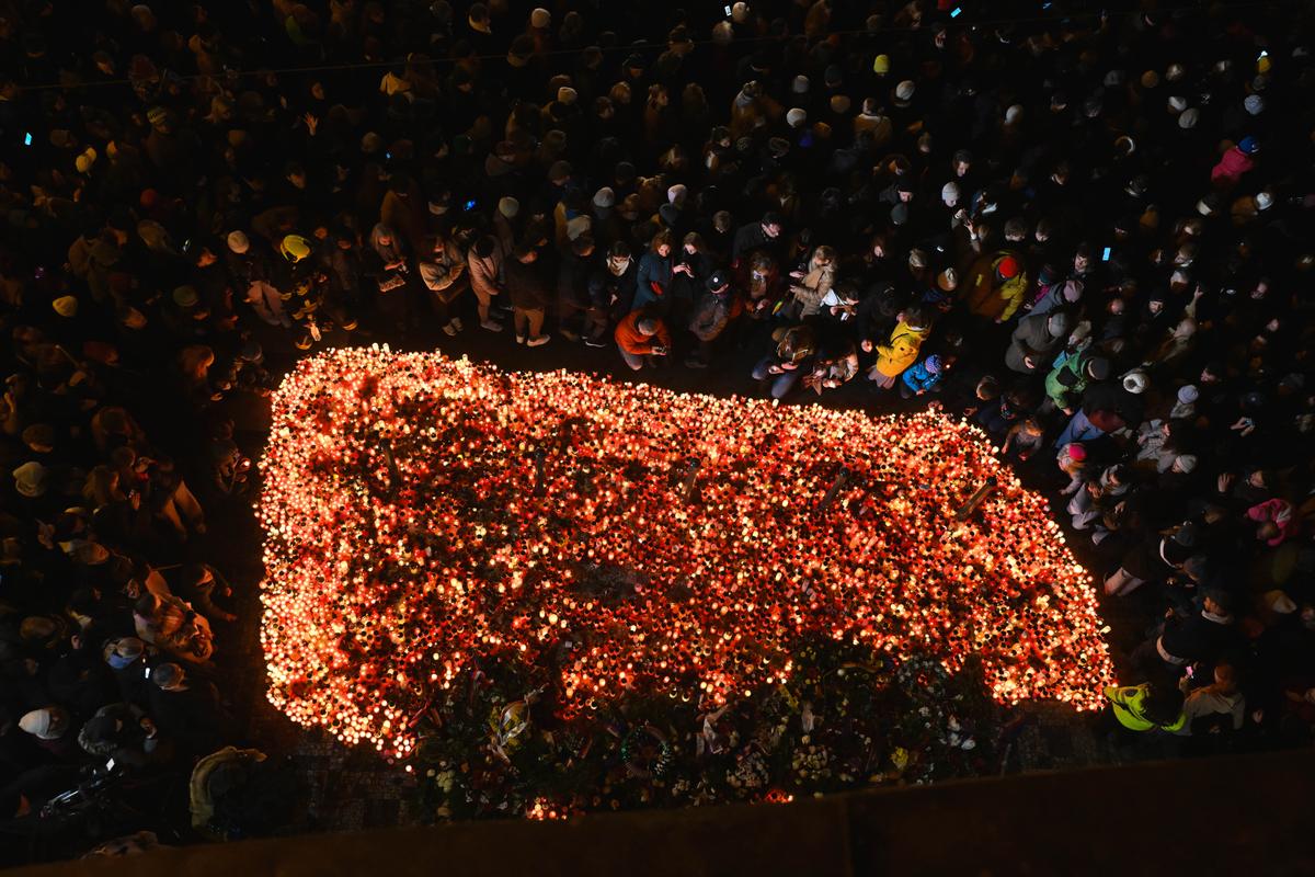 Day in Photos: Anniversary of Velvet Revolution, Dubai Airshow, and Ice Sculptures thumbnail