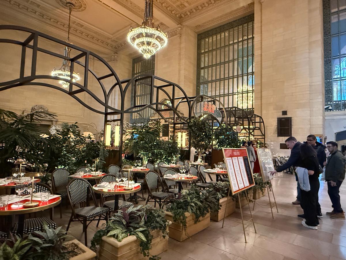 The French-style restaurant Grand Brasserie inside Grand Central Terminal. (Jenny Zeng/The Epoch Times)