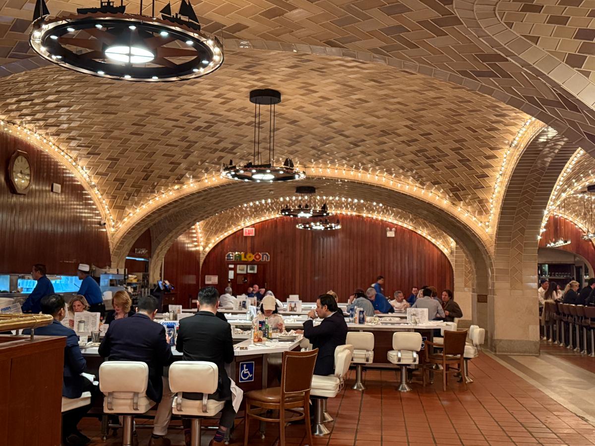 The historic Grand Central Oyster Bar, over a century old. (Jenny Zeng/The Epoch Times)