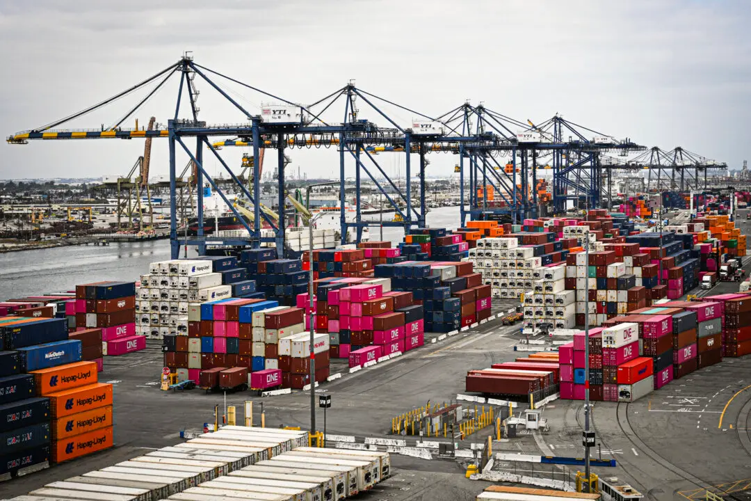 Imports Drop Sharply in August, Narrowing US Trade Deficit