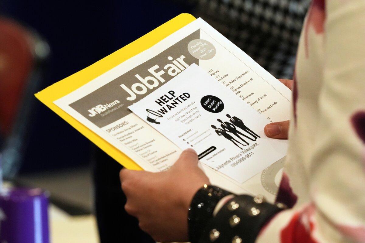 Jobless Claims Stay Near Historic Lows Ahead of April Jobs Report | USNN World News A job seeker waits to talk to a recruiter at a job fair in Sunrise, Fla., on Aug. 28, 2025. (AP Photo/Marta Lavandier, File)