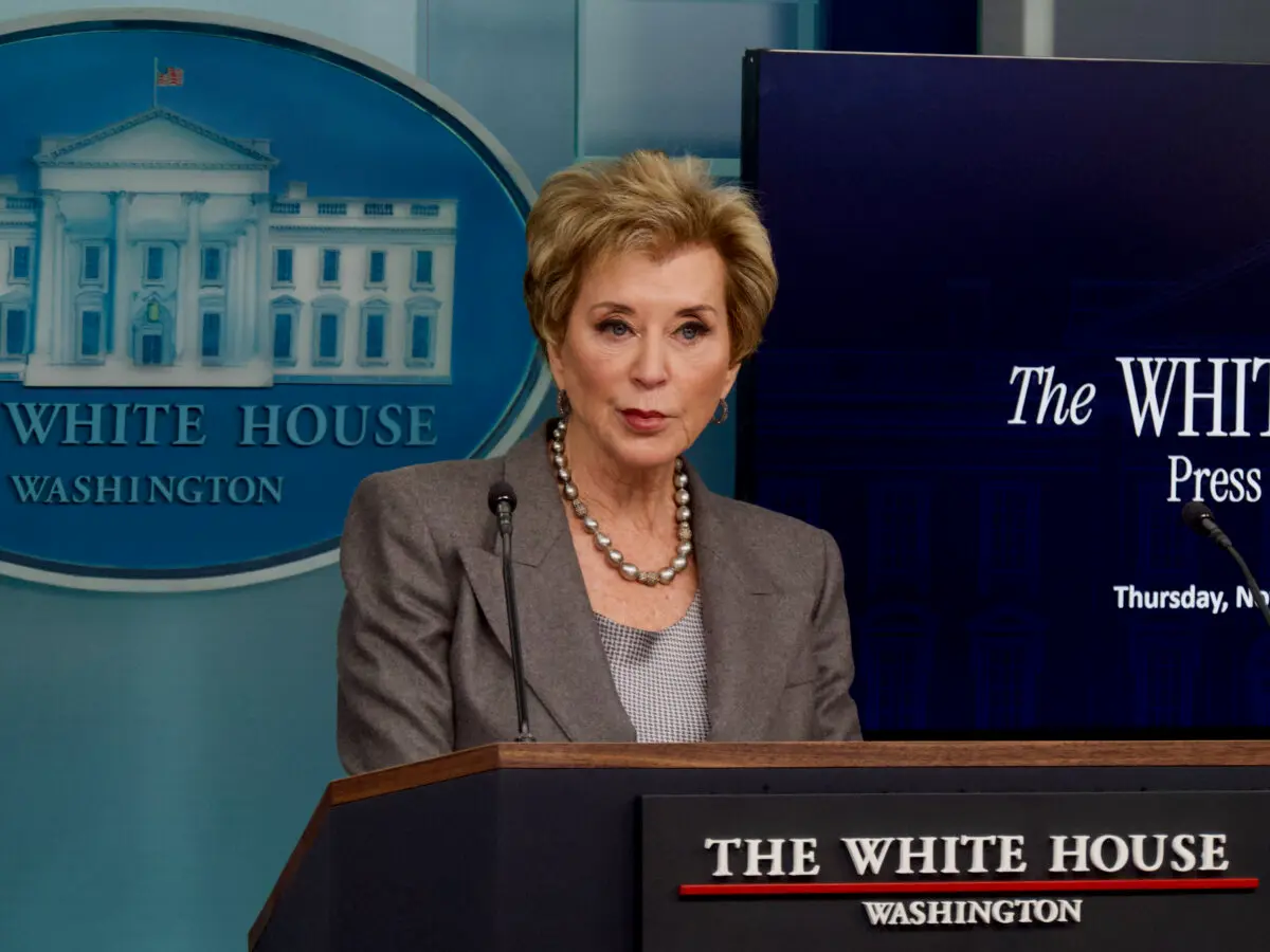 Education Secretary Linda McMahon speaks to reporters during a briefing at the White House in Washington on Nov. 20, 2025. (Travis Gillmore/The Epoch Times)