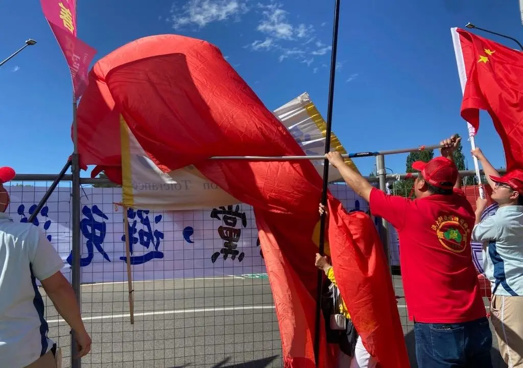 Pro-CCP ‘Enforcers’ Jostle, Strike Falun Gong Protesters Amid Top Official’s Visit