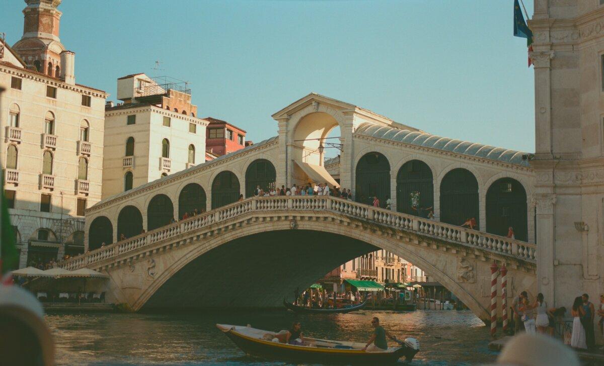 Rialto Bridge in Venice, Italy (by Lex Brogan unsplash)