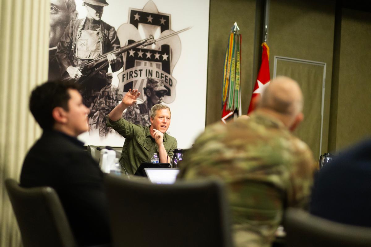 Army Secretary Meets With Russian Delegation in UAE to Advance Ukraine Peace Talks thumbnail