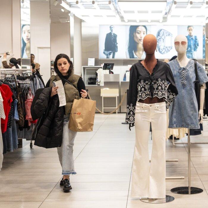 Consumer Confidence Drops as Shoppers Turn Cautious Ahead of Holidays