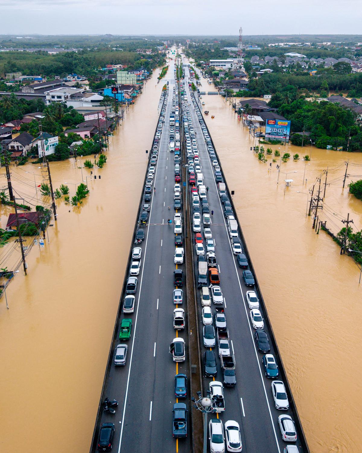 Day in Photos: Flooding in Thailand, Combat Diver Training, and Major Fire in London