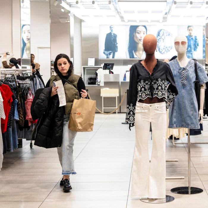 Consumer Confidence Drops as Shoppers Turn Cautious Ahead of Holidays