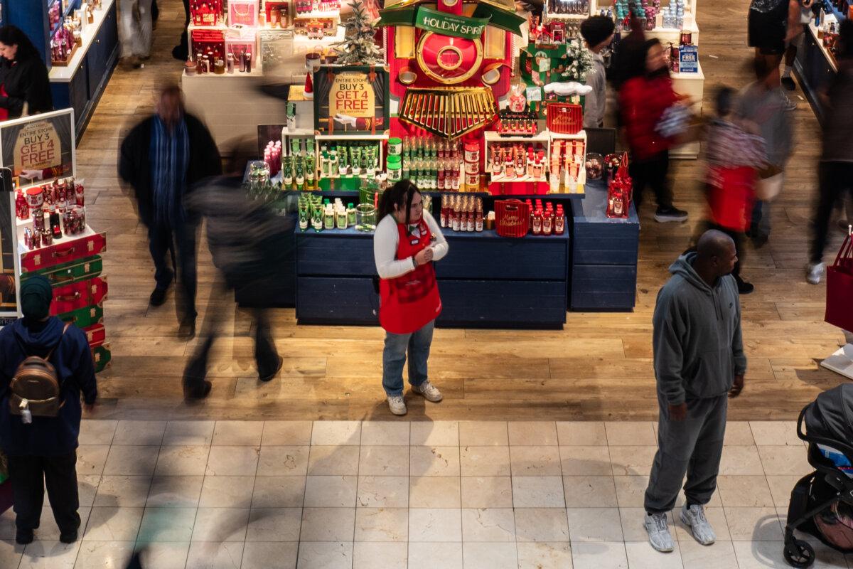Shoppers on Black Friday at a mall in Bethesda, Md., on Nov. 28, 2025. (Madalina Kilroy/The Epoch Times)