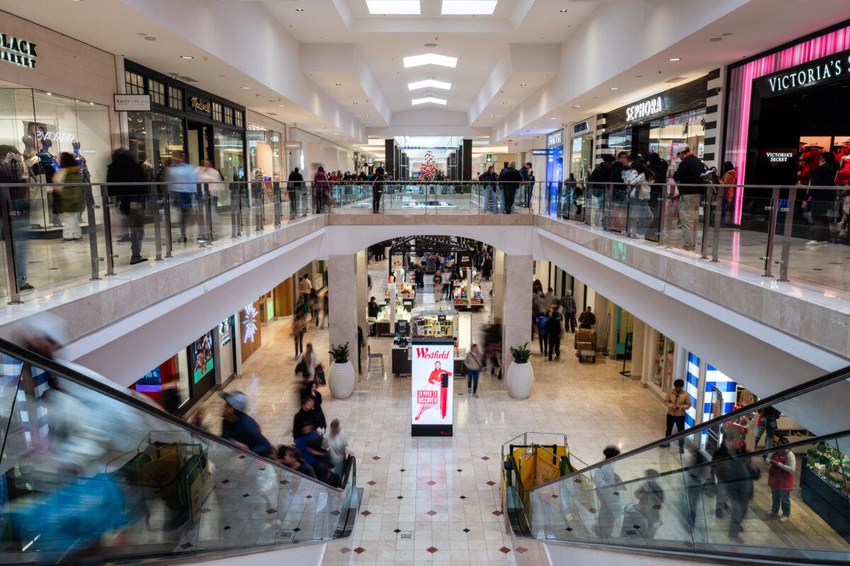 Shoppers on Black Friday at a mall in Bethesda, Md., on Nov. 28, 2025. (Madalina Kilroy/The Epoch Times)