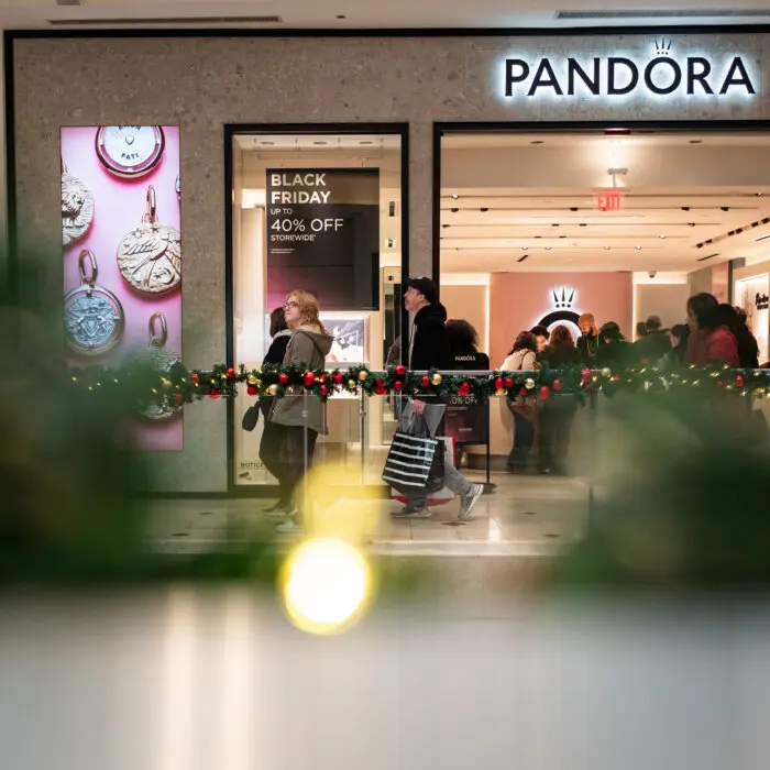 Economic Confidence Slips to 17-Month Low, Holiday Spending Plans Weaken