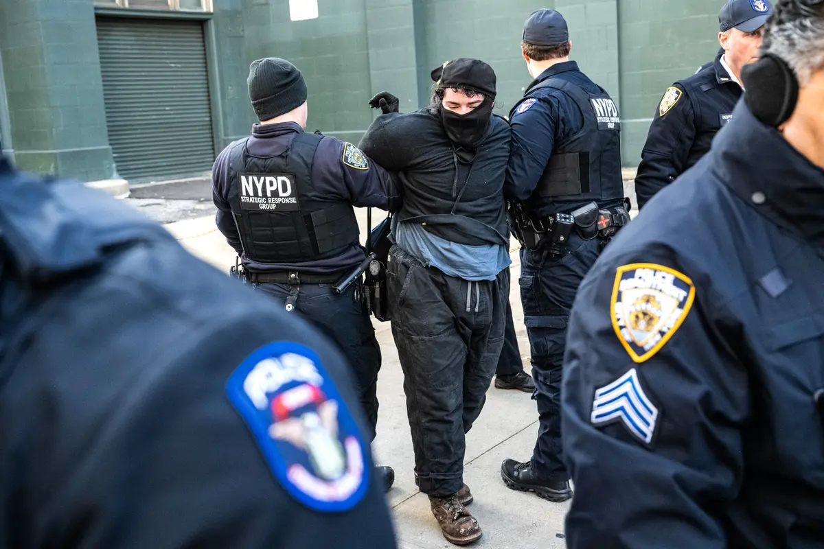 Protesters Arrested for Blocking ICE Officers in New York thumbnail