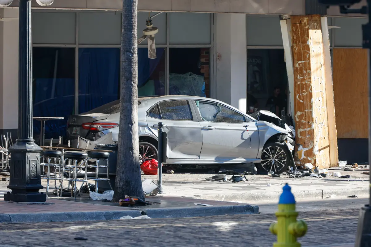 At Least 4 Killed as Car Crashes Into Tampa Bar thumbnail