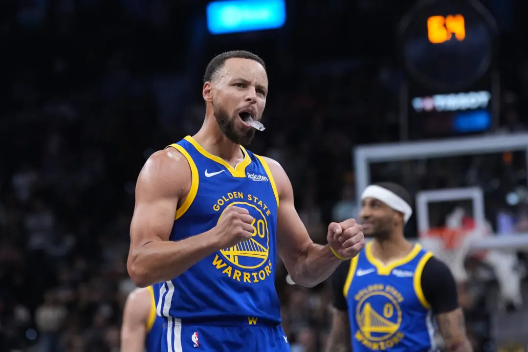 Curry Ties Jordan’s Record, Torches Spurs With 49 Points to Rally Warriors to 109–108 Victory