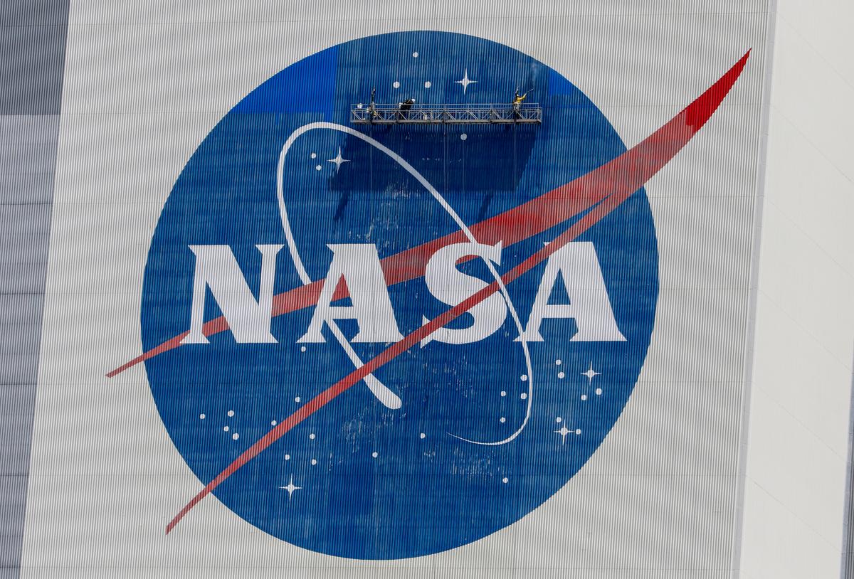 NASA Gears Up for Medical Departure From Space Station, Moon Rocket Rollout thumbnail