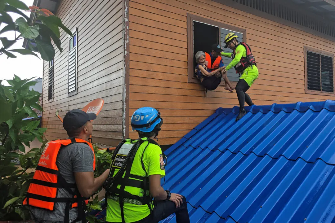 Thailand Airlifts Patients, Rushes Supplies as Floods in South Kill 33